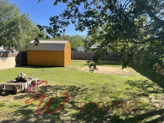 Building Photo - Recently Updated Home with Open Layout + Fenced Backyard!