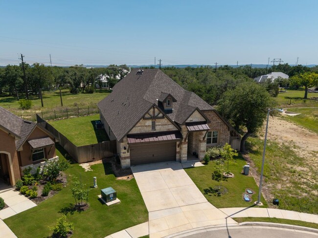 Building Photo - 1747 Dunvegan Pk
