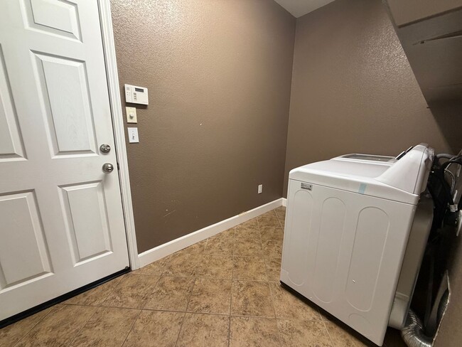 Building Photo - 3 story newer home in great commute location