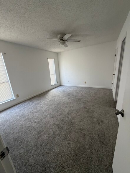 Building Photo - 1605 Common Dr