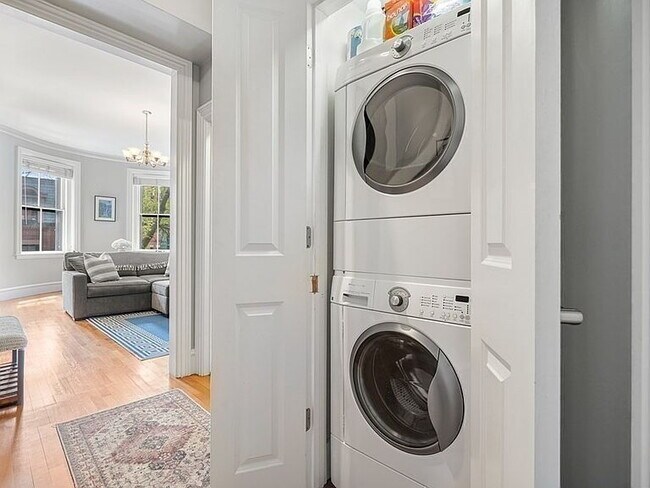 Building Photo - "Charming 2-Bed Oasis in the Heart of Boston's South End – Spacious 765 Sq Ft!"