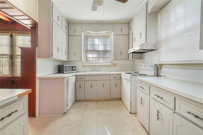 Building Photo - 2308 Cherokee Dr