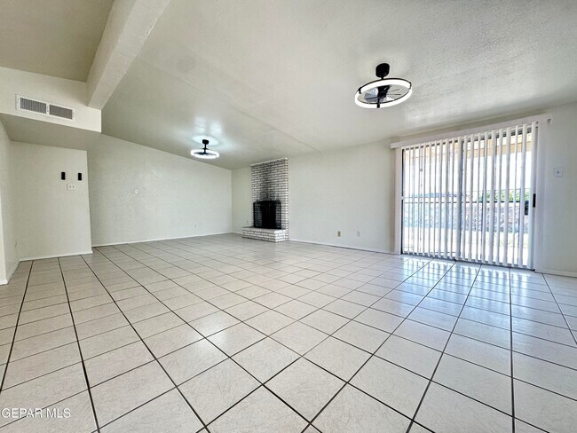 Building Photo - 9928 Acer Ave