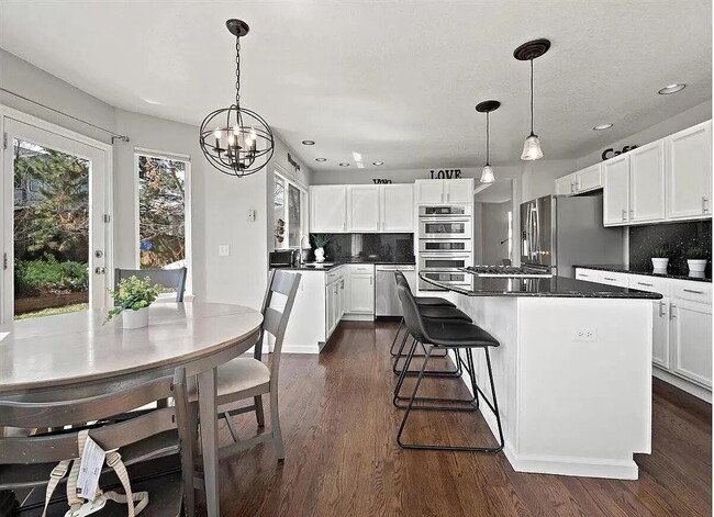 Building Photo - OMG this is a Stunning Large 5 BR House