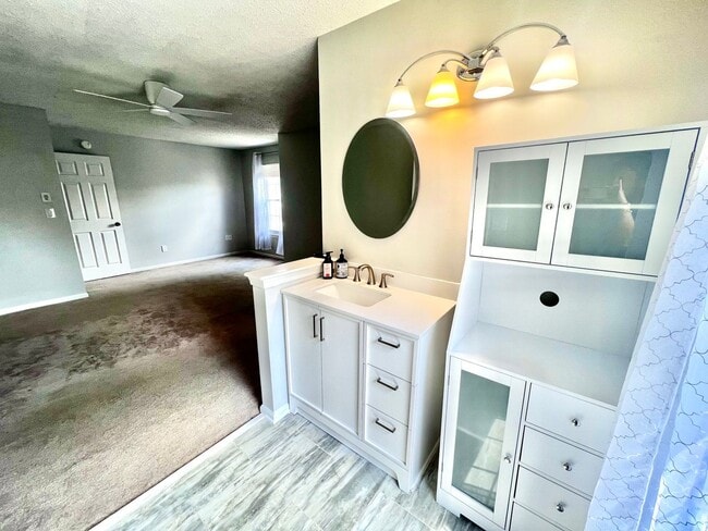 Building Photo - Gorgeous end unit condo