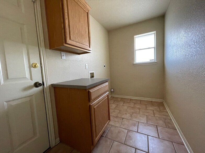 Building Photo - 6100 Alexus Dr