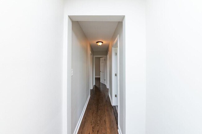 Building Photo - 3 bedroom in Chicago IL 60625