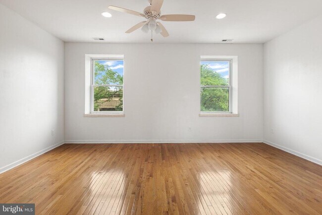 Building Photo - 1704 W Girard Ave
