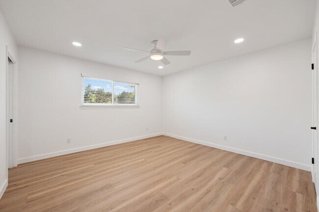 Building Photo - 7201 Chimney Corners