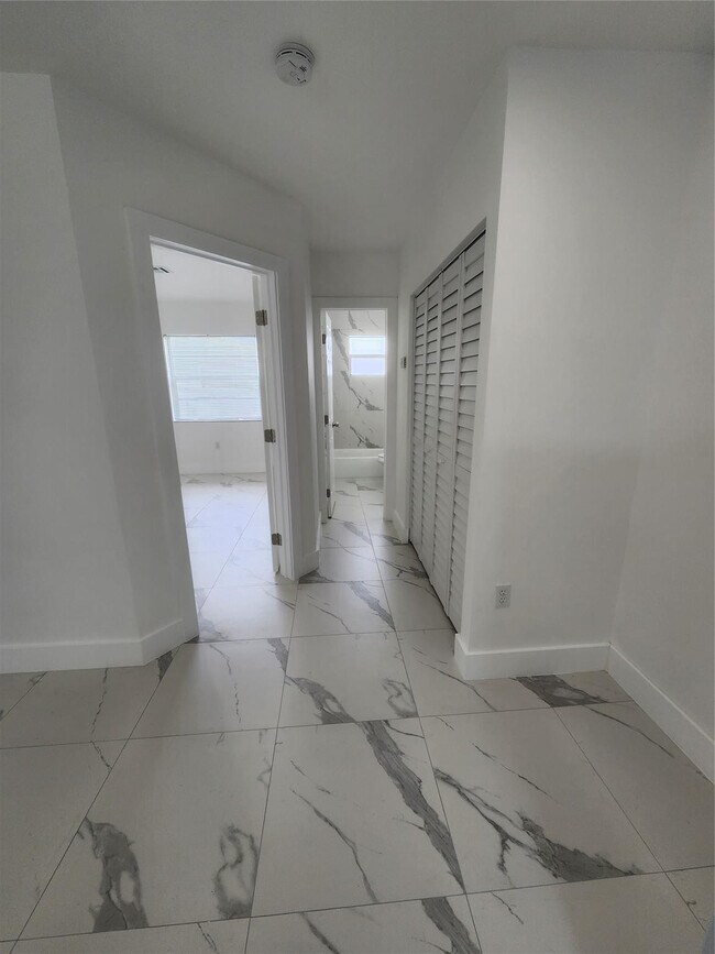 Building Photo - 2466 Lincoln St