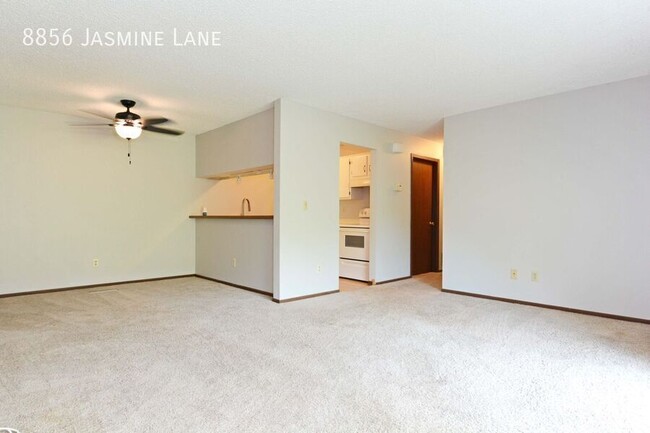 Building Photo - Stunning 2 BD / 1 BA Eden Prairie Town home.