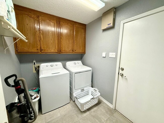 Building Photo - 232 Crescent Dr