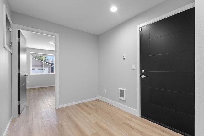 Building Photo - Newly Built Air-Conditioned Luxury Townhome in Highly Desired Admiral