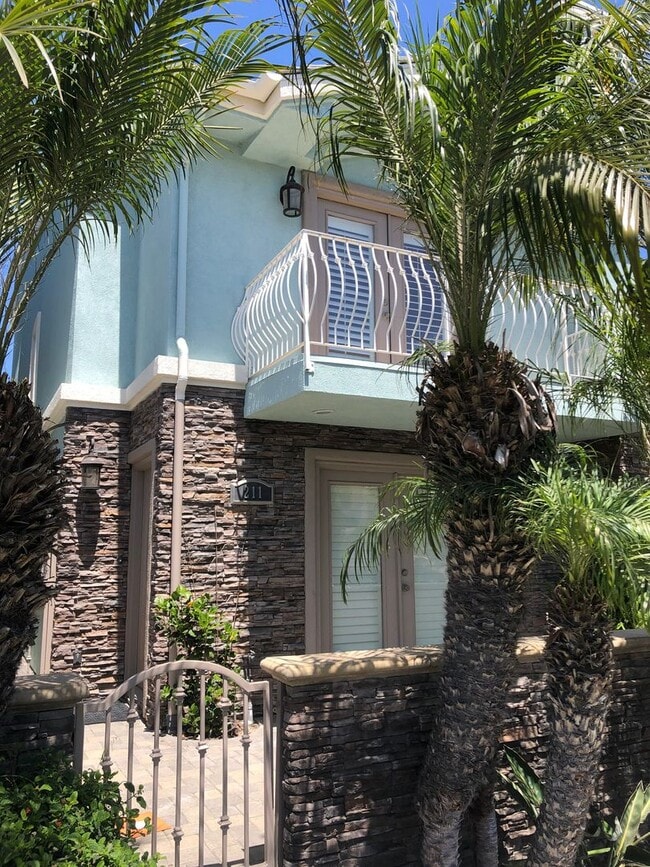 Primary Photo - Three-story downtown home two blocks from ...
