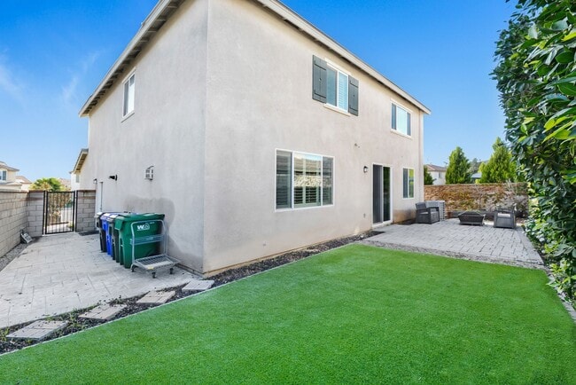 Building Photo - Modern 4-Bedroom Mira Loma Home with Designer Finishes & Open Floor Plan for Lease!