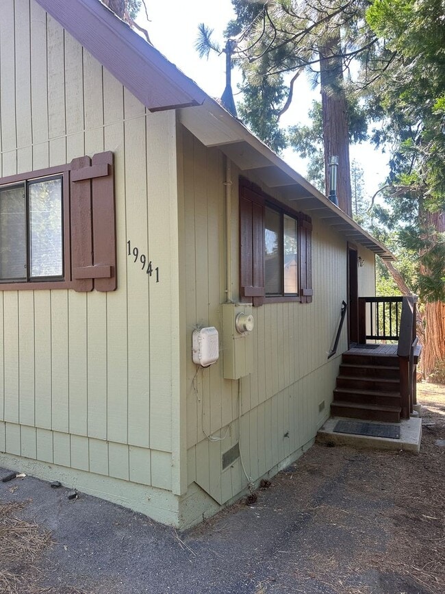 Building Photo - Have you checked out those windows?!?! Ado...