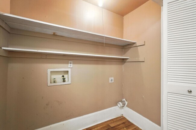 Building Photo - Beautiful 3-Bedroom Triplex in the Munger ...