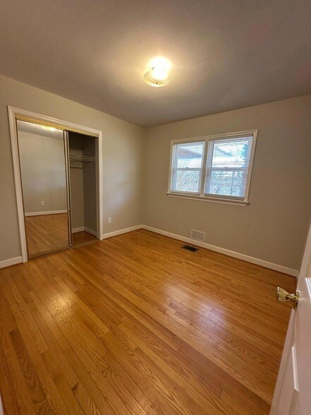 Building Photo - 5118 Avoca Ave