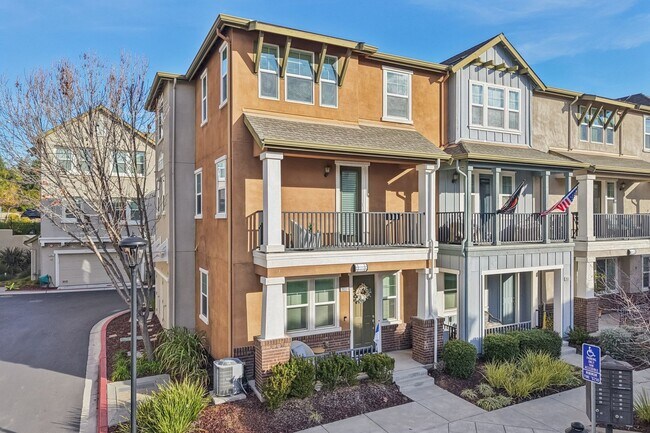 Building Photo - Beautiful Corner-Unit Townhome Near Downtown – 4 Bed | 3 baths