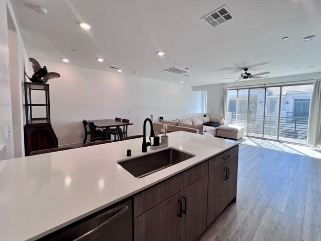 Building Photo - $2,395 Herndon & Peach, 2 Bedroom Townhous...