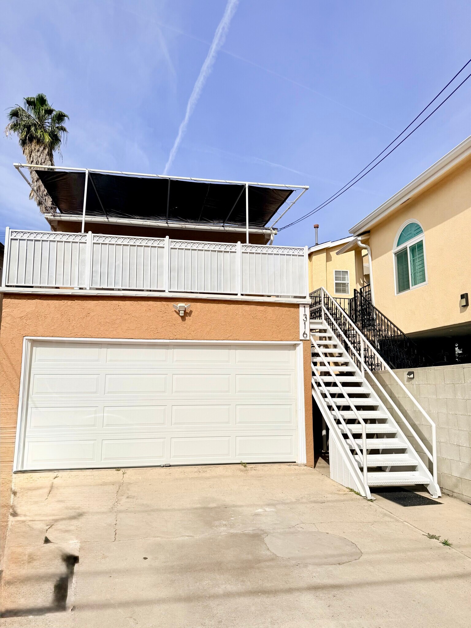 Building Photo - 1316 N Hollywood Way