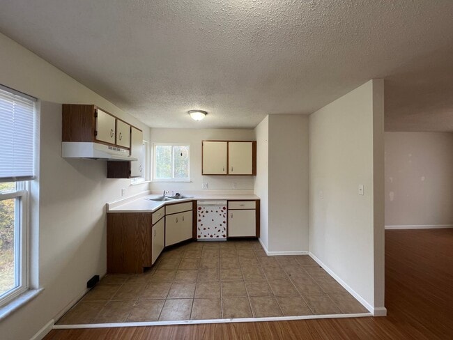 Building Photo - Large 4 Bedroom Home at I-44 and HWY 100