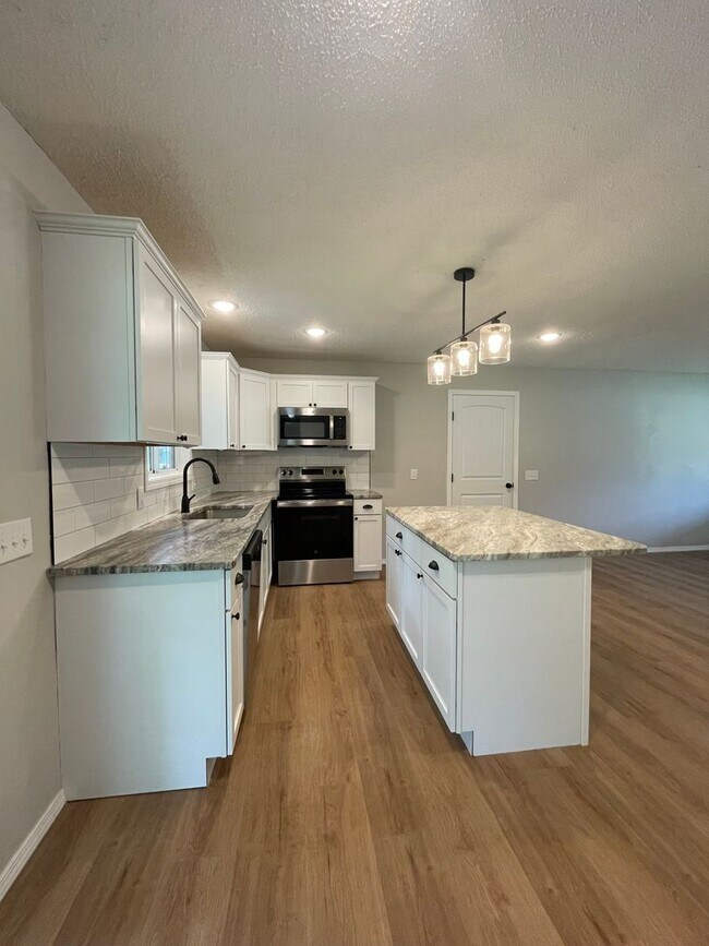 Building Photo - Great Location 3 bedroom 1 bath 1car garage