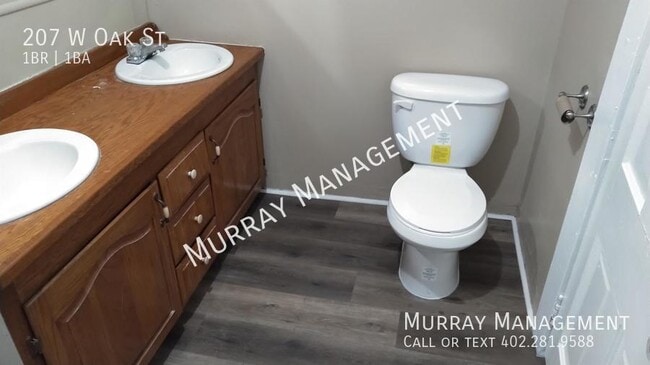 Building Photo - 207 W Oak St