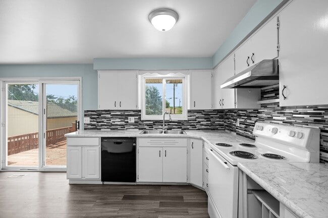Building Photo - 4 Bedroom Northeast Spokane Home - Availab...