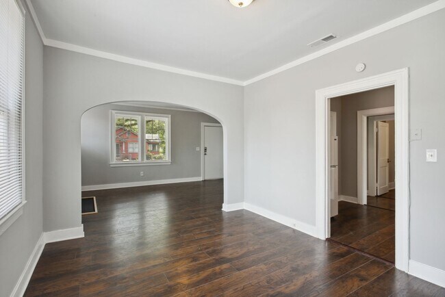 Building Photo - Large 2BR/1BA Downtown Home Walking Distance to Forsyth Park and Daffin Park