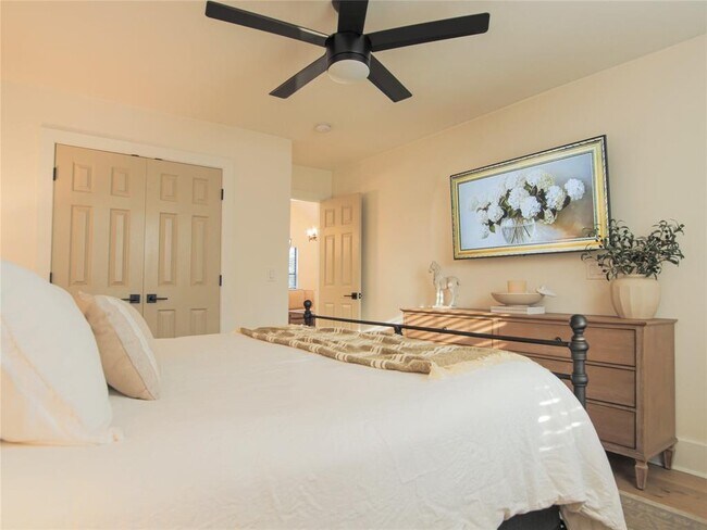 Building Photo - 1308 San Bernard St