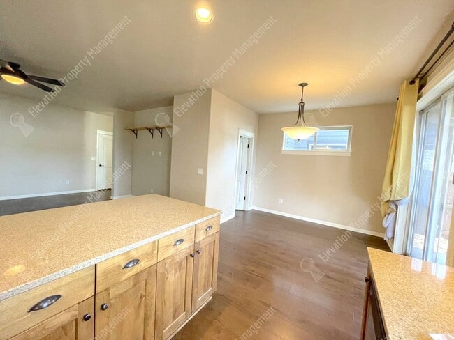 Building Photo - Modern home with fenced private yard in a great neighborhood!