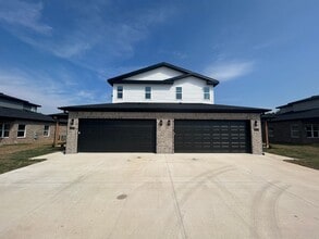 Building Photo - 621-623 Cosmos St