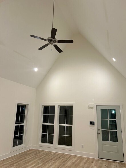 Building Photo - 1098 Burrow Cir