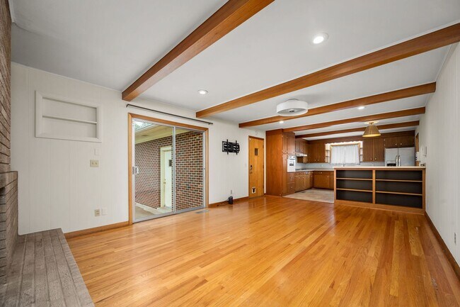 Building Photo - 902 Whitehall Rd