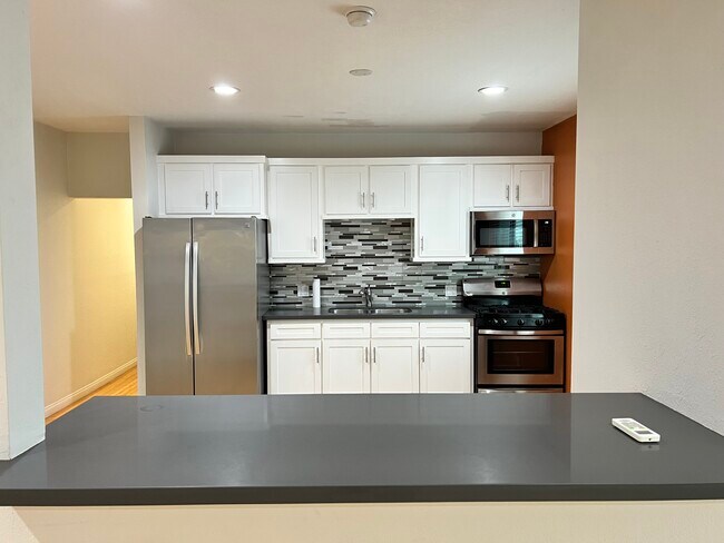 Building Photo - 453 S Chicago St