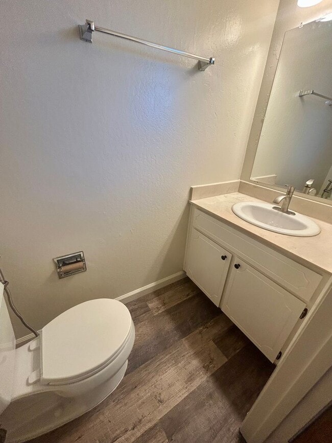 Building Photo - Marina Gardens Townhouse!  End unit, excel...