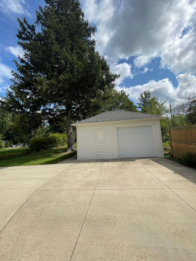 Building Photo - Charming Bungalow