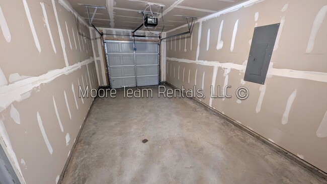 Building Photo - *** MOVE IN SPECTIAL *** Elegant New 3BR T...