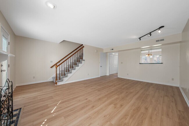 Building Photo - 2 Bedroom Condo For Rent Near Memorial Drive!
