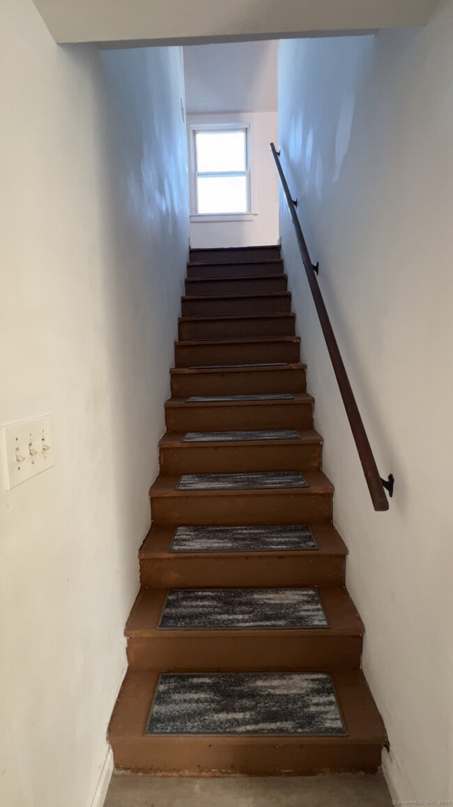 Building Photo - 204 Pequot Ave