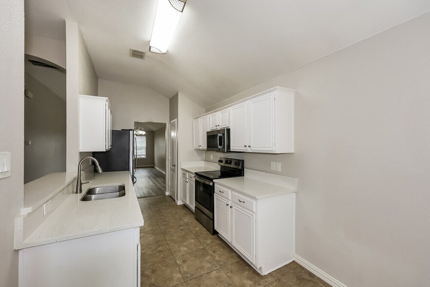 Building Photo - 6711 Waterlilly Dr