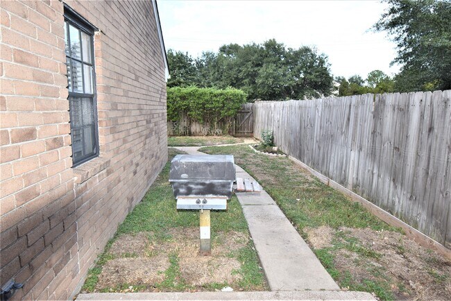 Building Photo - 18058 Brooknoll Dr