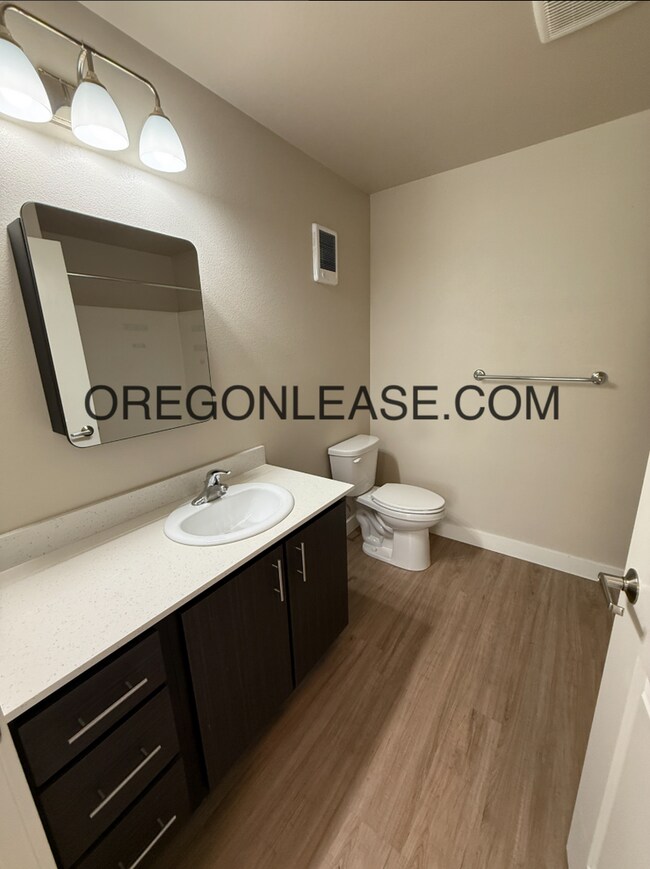 Building Photo - Newer 2-Bedroom Apartment located off Jasper rd in South Springfield