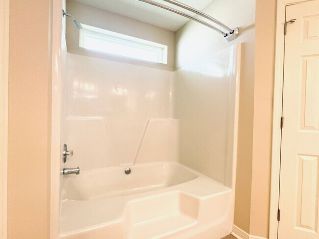 Building Photo - 10621 Creek Ridge Dr