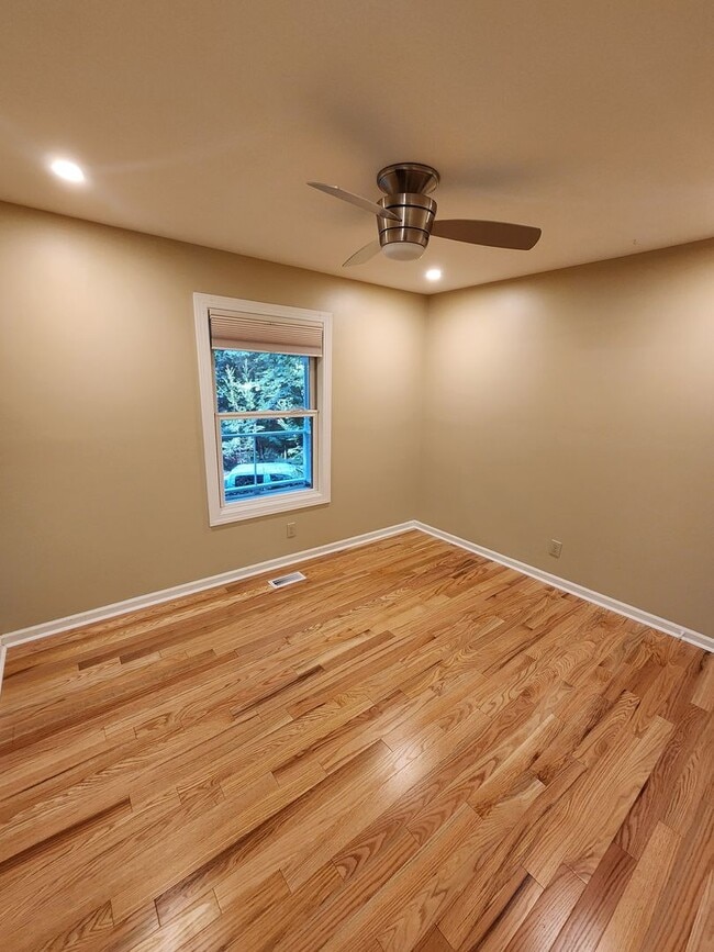 Building Photo - 115 Creekview Cir