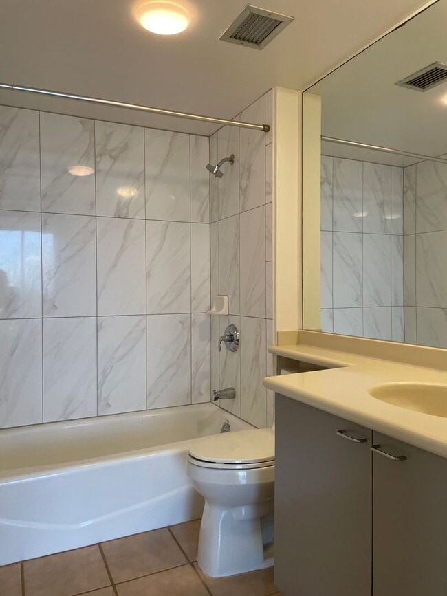 Building Photo - 25th Floor Craigside Unit with Downtown & Ewa Views.