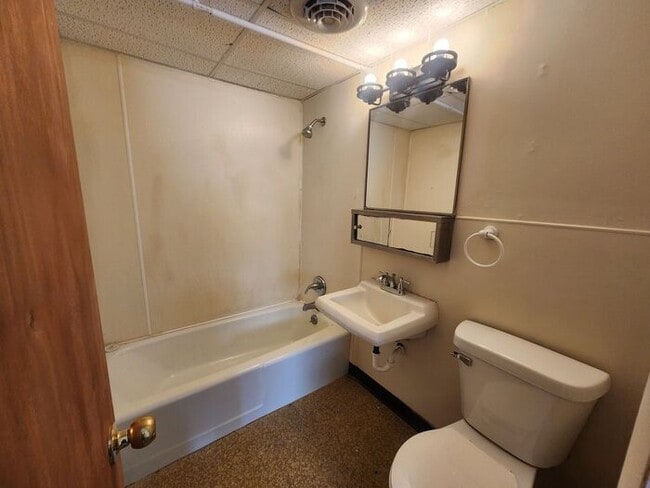 Building Photo - Upstairs 1 Bedroom Apartment Close to Rose...