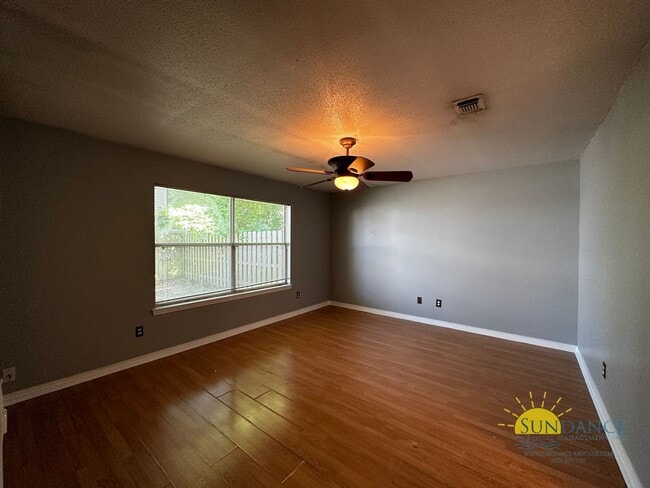 Building Photo - Lovely 3 Bedroom Townhouse in Fort Walton Beach Near both Bases