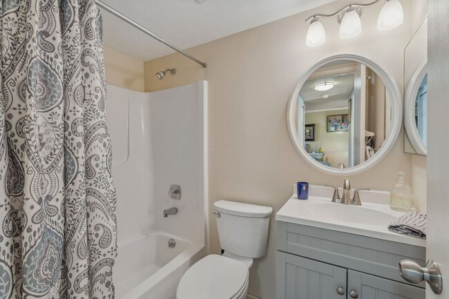 Building Photo - 2 Bed 2 Bath waterfront Condo